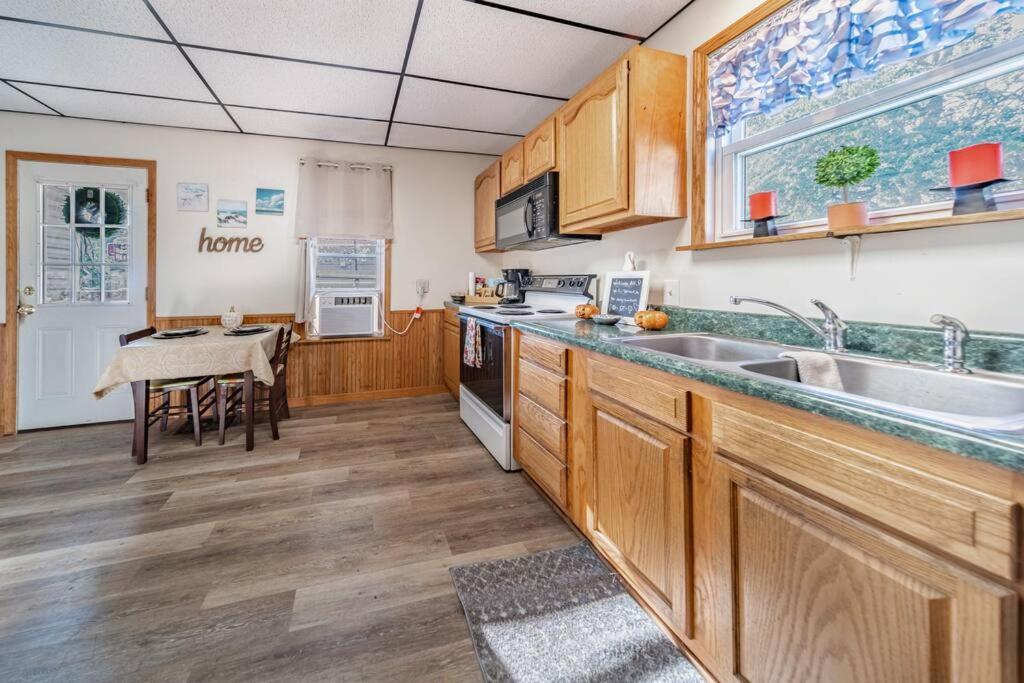 Cottage In The Falls, 2 B, 2 Bath, Fireplace Cuyahoga Falls Bagian luar foto