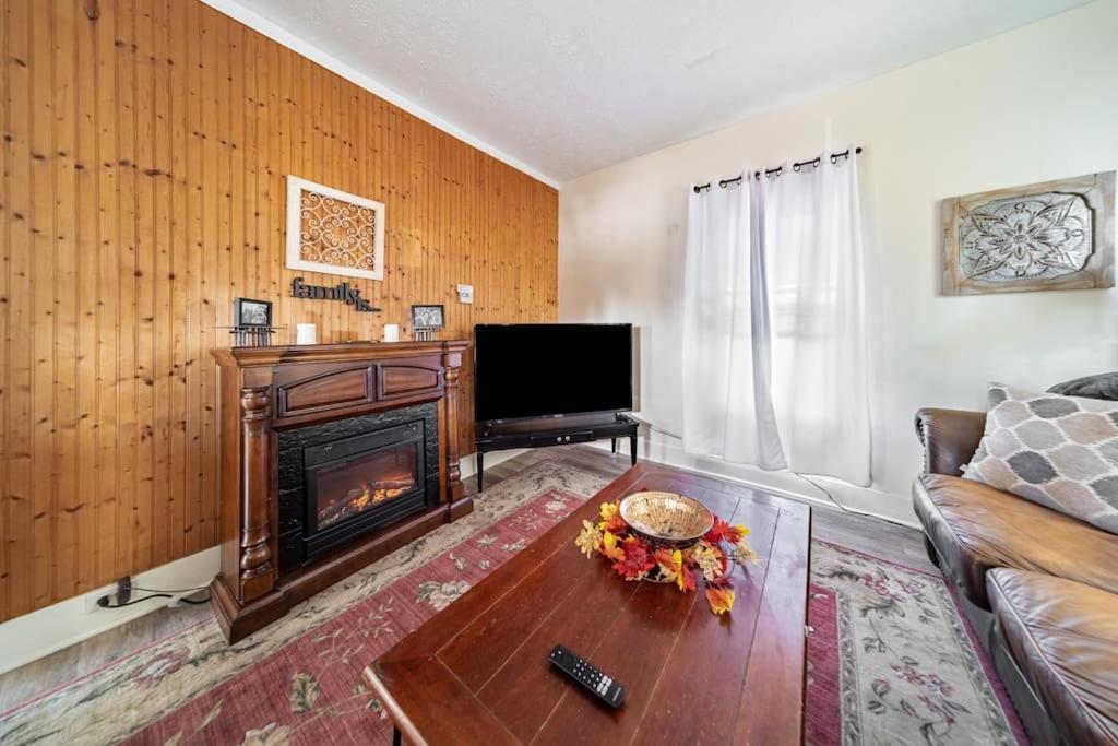 Cottage In The Falls, 2 B, 2 Bath, Fireplace Cuyahoga Falls Bagian luar foto