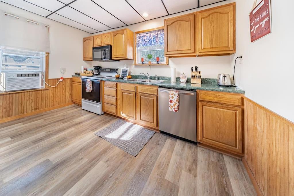 Cottage In The Falls, 2 B, 2 Bath, Fireplace Cuyahoga Falls Bagian luar foto